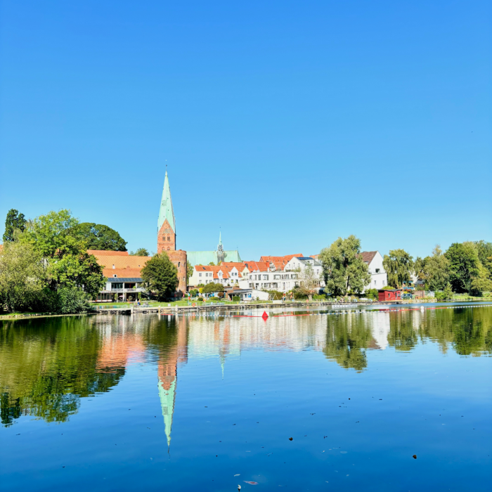 Blick über den Lübecker Mühlenteich auf die Marienkirche