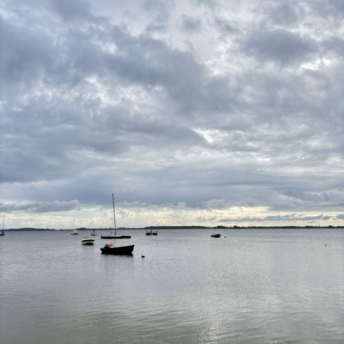 Ruhende Segelboote auf der morgendlichen Ostsee