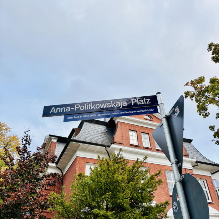 Das neue Straßenschild "Anna-Politkowskaja-Platz"