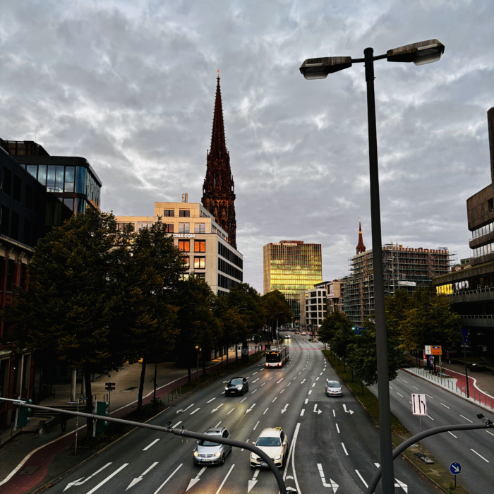 Blick von der U-Bahnstation Rödingsmarkt aus in Richtung Gedächtniskirche, letztes Sonnenlicht spiegelt sich in den Fassaden der Büros