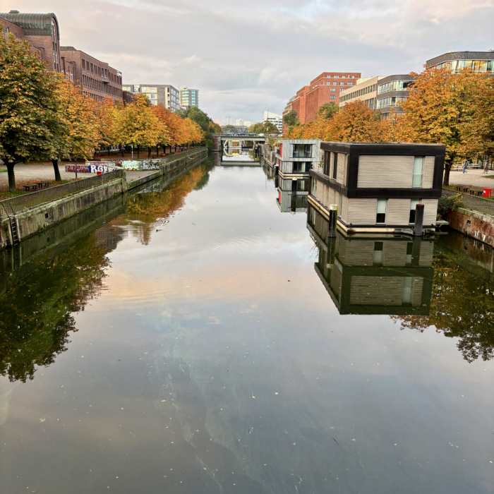 Blick auf den Mittelkanal in Hammerbrook, deutlich gelb verfärbte Bäume am Ufer