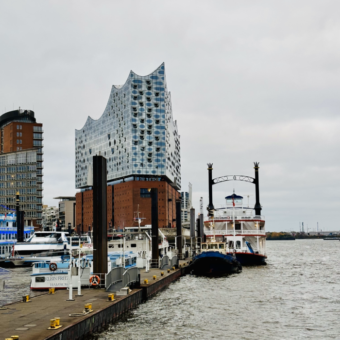 Blick auf die Elbphilharmonie von der Überseebrücke aus