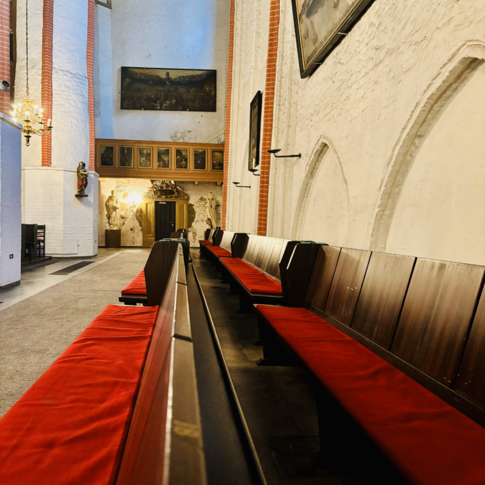 Eine Kirchenbank in St. Jacobi