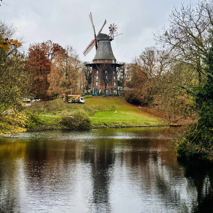Blick auf eine alte Mühle in den Bremer Wallanlagen