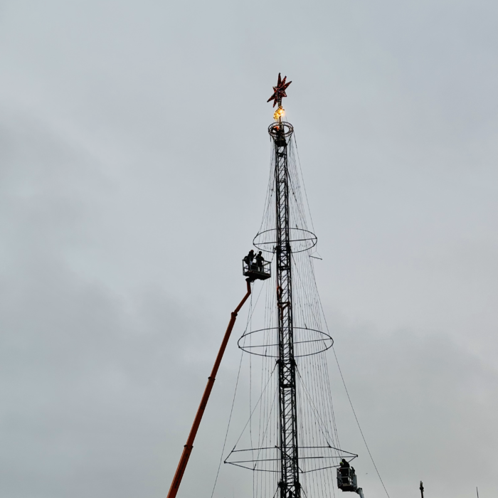 Aufbauarbeiten am großen Weihnachtsstern auf dem Rathausmarkt, das hohe Gestänge, auf dem er sitzt, wird montiert