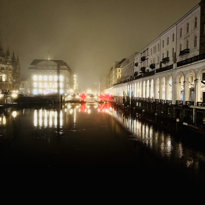 Die Arakdenreihe am Rathaus in Dunkelheit und Nebel
