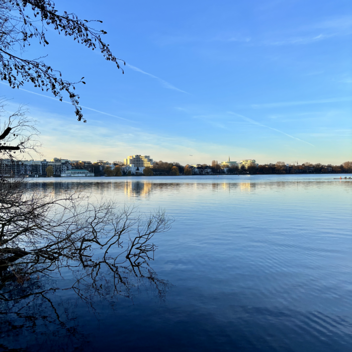 Blick über die Außenalster von St. Georg aus, blauer Himmel darüber, Winternachmittagslicht