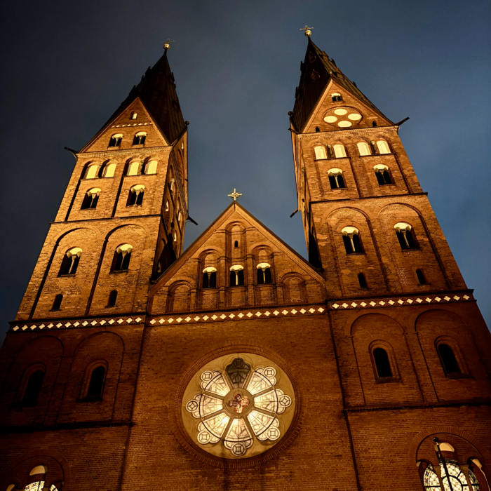 Die Front des Mariendoms am Abend