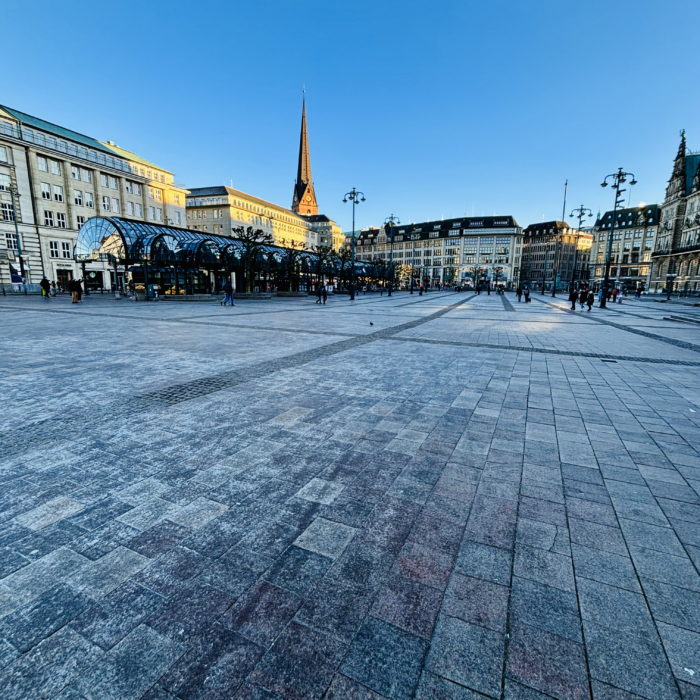 Der Hamburger Rathausmarkt. leer im Wintersonnenlicht und im Weitwinkel