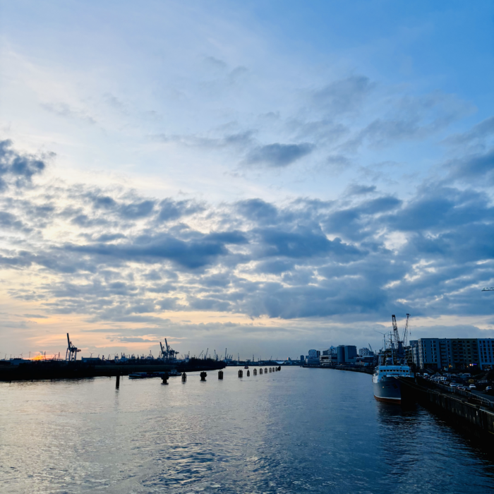 Die Elbe am Abend von der Station Elbbrücken aus