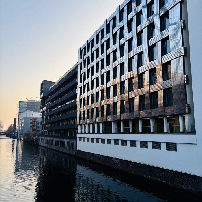 Eine Fassade an einem Fleet in Hammerbrook, Metallstreben stellen Flechtwerk dar