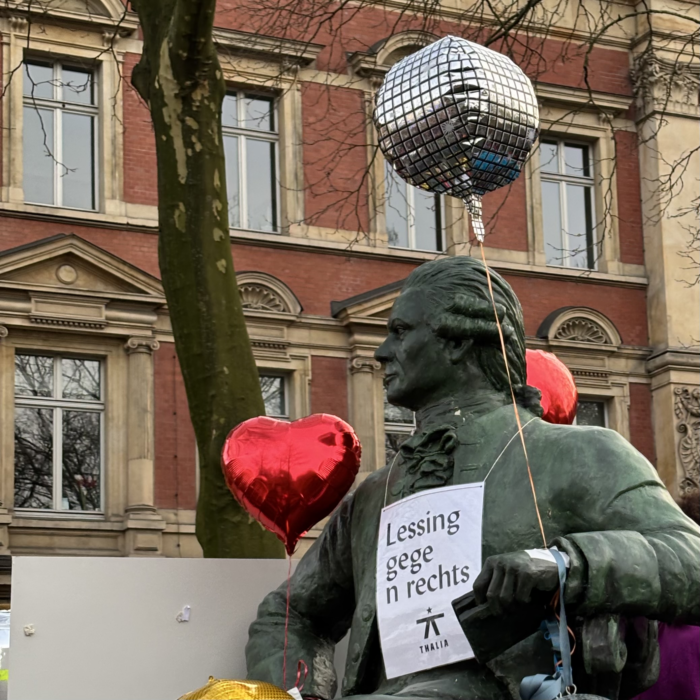 Eine Kopie des Lessing-Denkmals am Gänsemarkt auf einem Demowagen