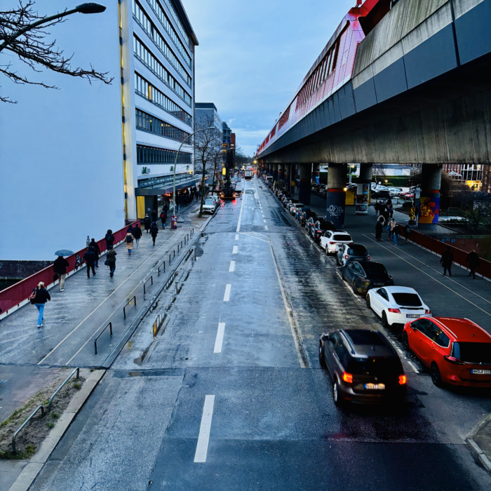 Blick entlang der Hammerbrookstraße an einem grauen Morgen, aufgenommen auf der Fußgängerbrücke von der S-Bahnstation aus.
