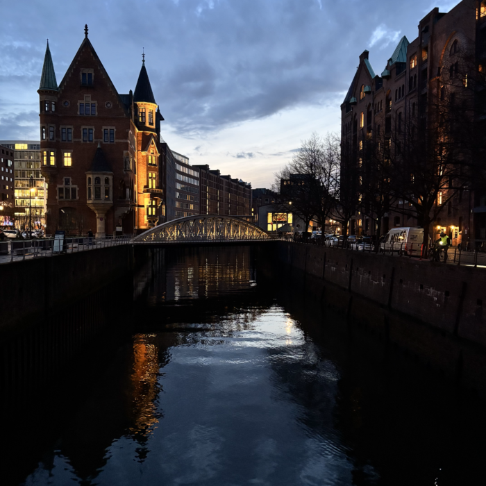 Blick Richtung Speicherstadt bei Sonnenuntergang