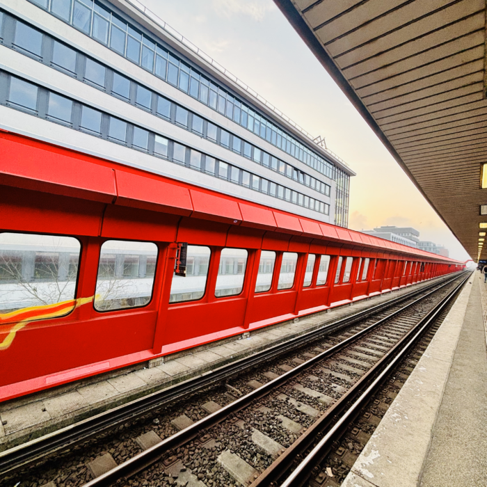 Die S-Bahnstation Hammerbrook mit der roten Einfassung, die selbst nach einer S-Bahn aussieht
