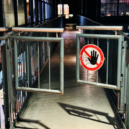 Ein "Durchgabg verboten"-Symbolschild im Hauptbahnhof