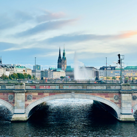 Blick auf die Lonbardsbrücke von der Kennedybrücke aus, im Hintergrund die Fontäne, das Rathaus, alles recht postkartenmäßig