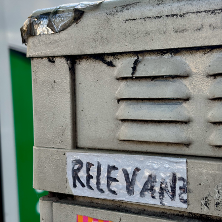 Ein weißer Aufkleber, mit Edding beschriftet: Relevanz