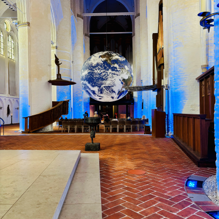 Die schwebende Erde von Luke Jerram in der Katharinenkirche