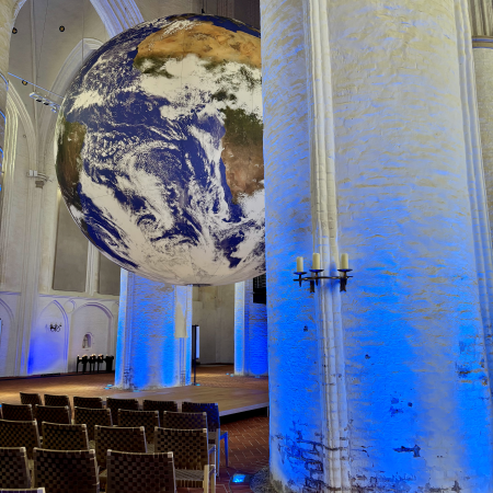 Dier schwebende Erde von Luke Jerram in der Katharinenkirche