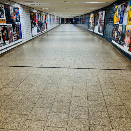 Ein menschenleerer Gang in der Hamburger U-Bahnstation am Hauptbahnhof