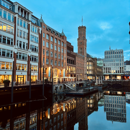 Blick über das abendliche Alsterfleet zum Turm der Alten Post