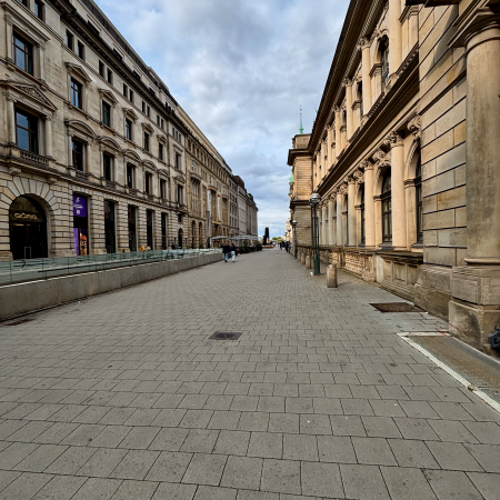 Der Alte Wall neben dem Rathaus, gerade menschenleer