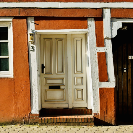 Eine altersschiefe Fachwerkfassade in Hamburg, Sankt Georg. Eines der wenigen Fachwerkhäuser hier, es gibt nur drei, vier.
