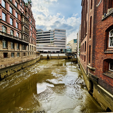 Ein trockengefalllenes Fleet an der Trostbrücke