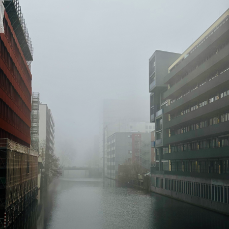 Ein Fleet in Hammerbrook im Nebel