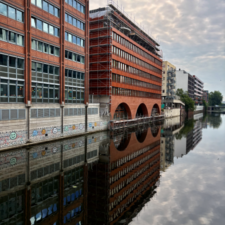 Bürobauten am Südkanal in Hammerbrook, Smileys als Graffiti an den Fassaden