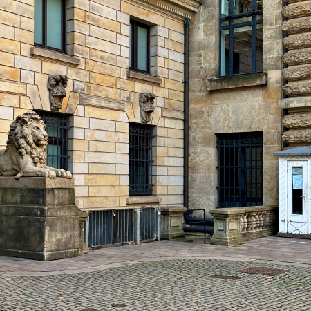 Eine der Löwenfiguren am Hamburger Rathaus