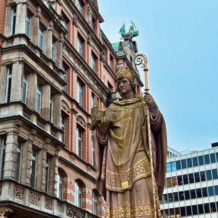 Die Figur des Sankt Ansgar an der Trostbrücke