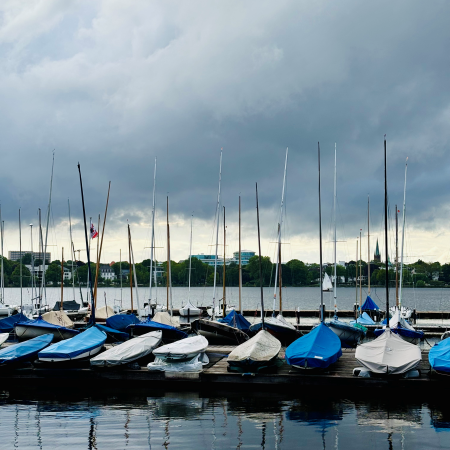 Abgedeckte Segelboote auf einem Steg an der Außenalster