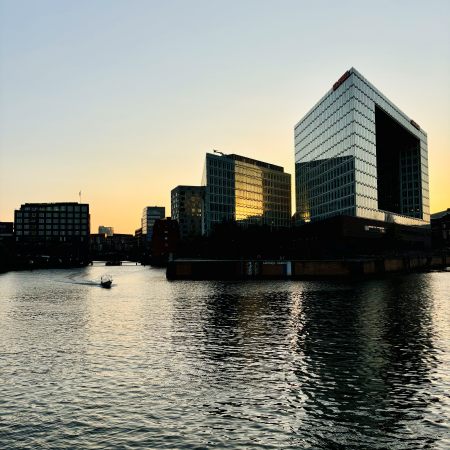 Das Spiegelgebäude in Hamburg im Abendlicht