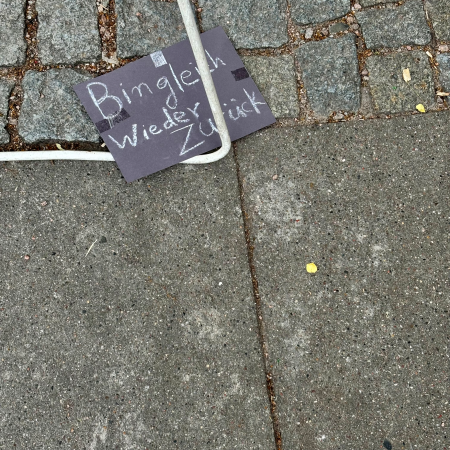 Ein Pappschild mit der Aufschrift "Bin gleich zurück" liegt auf dem Boden