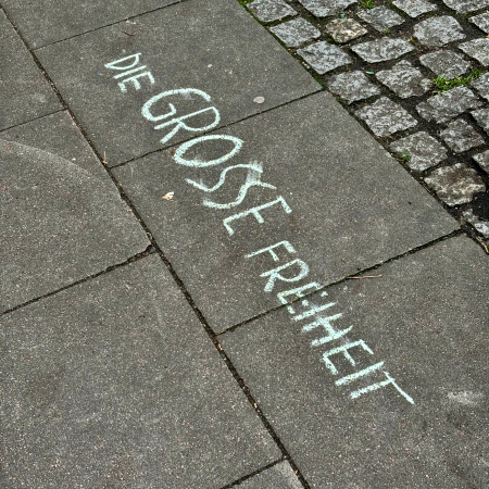 Kreideschrift auf dem Pflaster: Die grosse Freiheit
