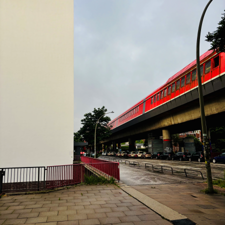 Die S-Bahnstation Hammerbook und die Straße darunter, nass vom Regen