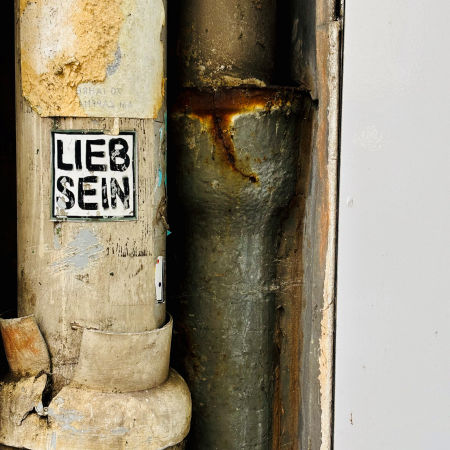 Ein Aufkleber an einem Regenrohr: Lieb sein