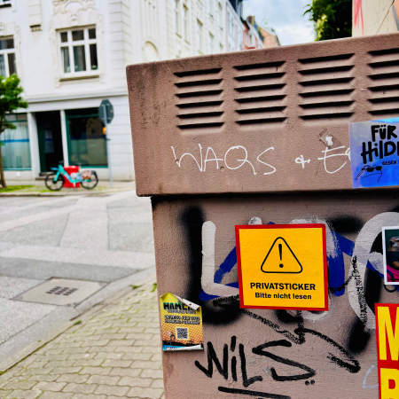 Ein Aufkleber auf einem Stromkasten, betextet mit "Privatsticker - Bitte nicht lesen"