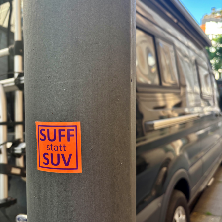 Ein Aufkleber an einem Laternenmast: Suff statt SUV