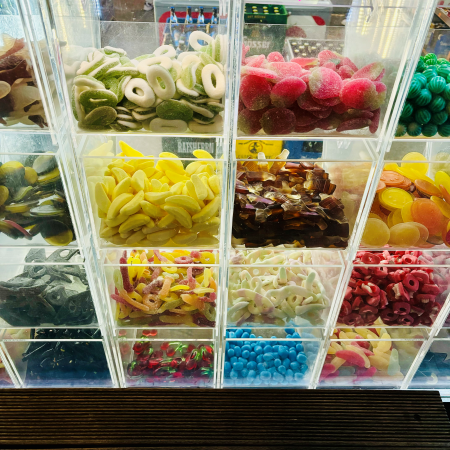 Die Boxen mit den Kleinpreissüßigkeiten in einem Kiosk