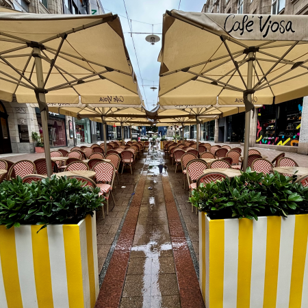 Leere, nasse Außengastro in der Hamburger Spitalerstraße