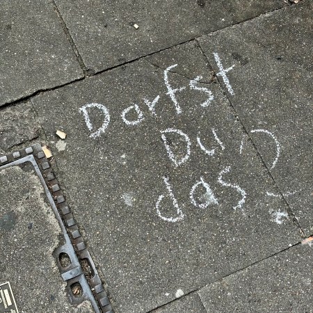 Kreideschrift auf dem Pflaster: Darfst du das?
