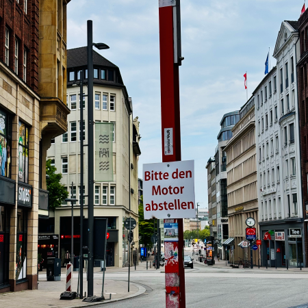 Ein Schild an einer Bushaltestelle in der Hamburger Innenstadt: Bitte den Motor abstellen
