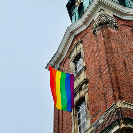 Eine Regenbogenfahne an einem Kirchturm