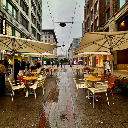 Leere Außengastro in der Spitalerstraße im Regen