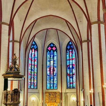 Die Kanzel am Altar von St Jacobi, dahinter die bunten Fenster