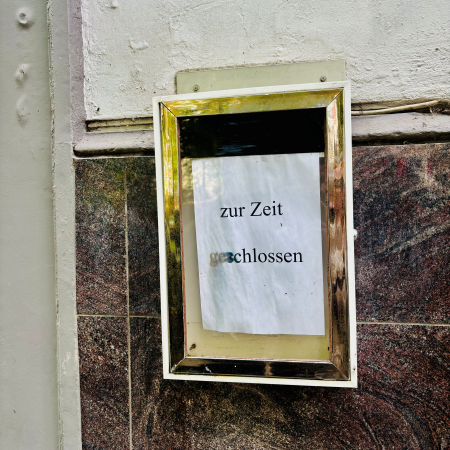 Ein Zettel außen an einer Kneipe, "zur Zeit geschlossen"
