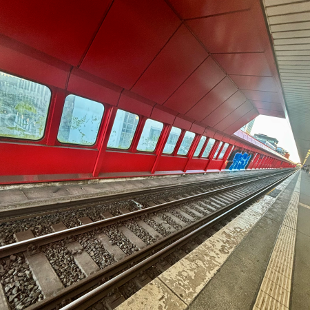 Die S-Bahn-Station Hammerbook, das Gleis mit dem roten Überbau